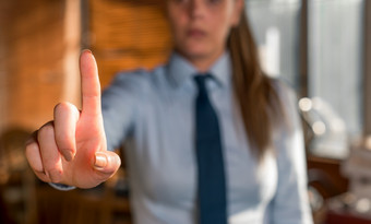 模糊女人的背景指出与手指空空间模糊女人的背景指出与手指空空间复制空间与手指指出业务女人与衬衫和领带的背景