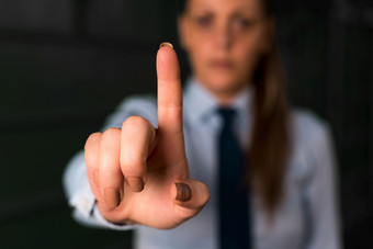 模糊女人的背景指出与手指空空间模糊女人的背景指出与手指空空间复制空间与手指指出业务女人与衬衫和领带的背景