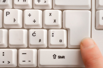 键盘关键与指出手指以上背景复制空间业务概念与笔记和键盘色彩鲜艳的模型键盘与指出手指以上背景Copy-Space空白模型空间为文本消息