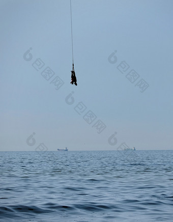 两<strong>个人</strong>串联蹦极跳在一起以上的海的黑格Scheveningen)码头荷兰两<strong>个人</strong>串联蹦极跳在一起以上的海