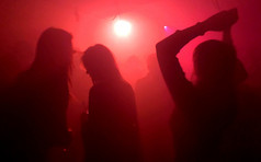 轮廓人跳舞红色的光和烟俱乐部阿姆斯特丹