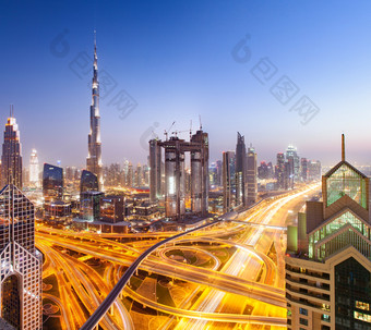 迪拜阿联酋2月迪拜塔哈利法塔的最高的建筑的世界迪拜市中心城市景观迪拜晚上天际线忙谢赫。扎耶德路十字路口日落2月迪拜