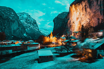 令人惊异的旅游高山村晚上冬天与著名的教堂和施陶巴赫瀑布lauterbrunnen瑞士欧洲