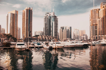 迪拜阿联酋2月视图现代摩天大楼闪亮的日出灯迪拜玛丽娜迪拜阿联酋