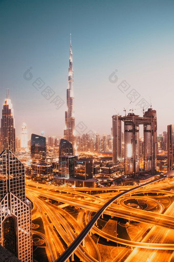 迪拜阿联酋2月迪拜天际线日落与迪拜塔哈利法塔的世界<strong>最高</strong>的建筑和谢赫。扎耶德路交通
