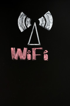无线网络信号标志画与粉笔黑板上