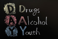 首字母缩写一天药物酒精青年写黑板上