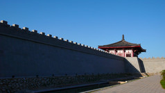 古老的城市墙咸阳中国对蓝色的天空