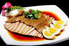 中国人食物沙拉使猪肉而且鸡蛋白色板