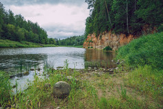 城市cesi拉脱维亚共和国红色的岩石和河高亚自然和绿色树夏天7月旅行照片
