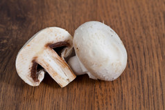 新鲜的生食用香草蘑菇木背景