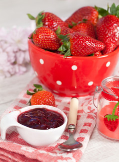 甜蜜的新鲜的草莓红色的碗