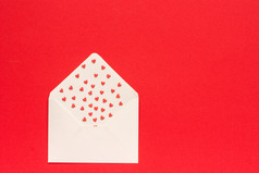 红色的糖果洒糖果心飞出白色纸信封位于的左红色的背景前视图复制空间为文本概念情人节一天和情人节卡礼物消息与爱红色的糖果洒糖果心飞出白色纸信封红色的背景前视图复制空间为文本概念情人节一天和情人节卡礼物消息