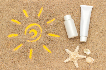 太阳标志画沙子海星和白色管瓶<strong>防晒</strong>霜模板模型为你的设计有创意的前视图太阳标志画沙子海星和白色管瓶<strong>防晒</strong>霜模板模型为你的设计有创意的前视图