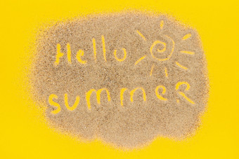 文本你好夏天和太阳标志画沙子黄色的纸背景有创意的前视图概念假期文本你好夏天和太阳标志画沙子黄色的纸背景有创意的前视图概念假期