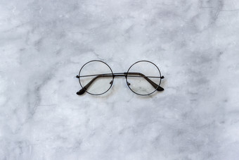 时尚的黑色的轮眼镜<strong>演出</strong>大理石背景前视图复制空间最小的风格时尚的黑色的轮眼镜<strong>演出</strong>大理石背景前视图复制空间最小的风格