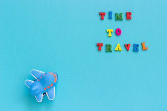 色彩斑斓的文本时间旅行和孩子们rsquo有趣的玩具飞机蓝色的纸背景复制空间前视图概念<strong>旅游模板</strong>为明信片问候卡色彩斑斓的文本时间旅行和孩子们rsquo有趣的玩具飞机蓝色的纸背景复制空间前视图概念<strong>旅游模板</strong>为