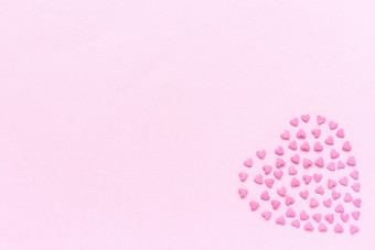心从粉红色的糖果洒心形状位于的正确的角落里柔和的粉红色的背景概念情人节rsquo卡前视图复制空间为文本粉红色的糖果洒心形状柔和的粉红色的背景概念情人节rsquo卡前视图复制空间为文本