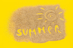 文本夏天和太阳标志画沙子黄色的纸背景有创意的前视图概念假期文本夏天和太阳标志画沙子黄色的纸背景有创意的前视图概念假期