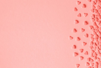 心糖果洒位于正确的一边粉红色的背景珊瑚健美的模板为问候卡文本设计复制空间心糖果洒位于正确的一边粉红色的背景珊瑚健美的模板为问候卡文本设计复制空间