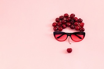 红色的甜蜜的樱桃铺设出图像女人太阳镜与嘴唇粉红色的背景概念青年美健康的吃饮食模板为文本你的设计复制空间有创意的平躺红色的甜蜜的樱桃铺设出图像女人太阳镜与嘴唇粉红色的背景概念青年美健康的吃饮食模板为文本