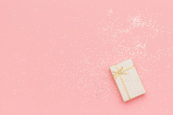 米色礼物盒子与弓角落里粉红色的柔和的背景最小的风格前视图复制空间模型米色礼物盒子与弓角落里粉红色的柔和的背景最小的风格前视图复制空间模型
