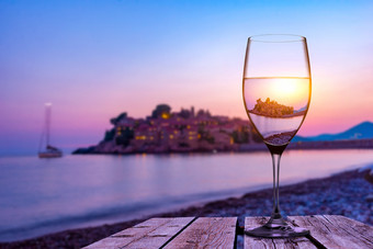 葡萄酒杯老木表格的海滩斯韦蒂斯特凡日落黑山共和国葡萄酒杯和斯韦蒂斯特凡