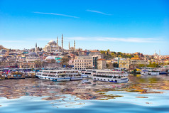 码头与旅游船附近苏莱曼尼耶清真寺伊斯坦布尔码头和清真寺