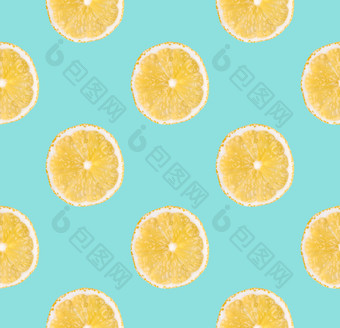 新鲜的黄色的<strong>柠檬片</strong>无缝的模式关闭柑橘类水果片柔和的蓝色的背景工作室摄影背景新鲜的黄色的<strong>柠檬片</strong>无缝的模式关闭工作室摄影