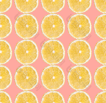 新鲜的黄色的柠檬片无缝的模式关闭柑橘类水果片柔和的粉红色的背景<strong>工作室摄影</strong>背景新鲜的黄色的柠檬片无缝的模式关闭<strong>工作室摄影</strong>