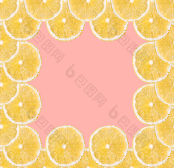背景新鲜的黄色的柠檬片广场水果框架关闭粉红色的柔和的背景背景新鲜的黄色的柠檬片广场水果框架关闭