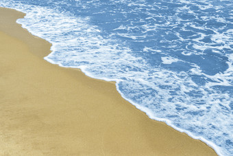 <strong>深蓝</strong>色的水波和桑迪海滩美丽的海岸线与复制空间前视图<strong>深蓝</strong>色的水和桑迪海滩美丽的海岸线与复制空间前视图