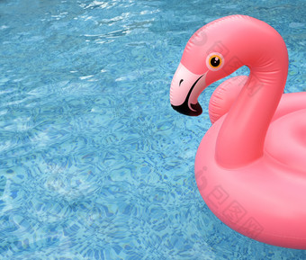 充气粉红色的火烈鸟浮动明亮的蓝色的池水复制空间粉红色的火烈鸟池玩具充气粉红色的火烈鸟浮动明亮的蓝色的池水