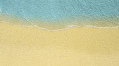 深蓝色的水波和桑迪海滩美丽的海岸线与复制空间前视图