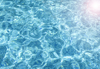 池水<strong>背景</strong>涟漪<strong>蓝色</strong>的透明的水游泳池与太阳反射前视图池水<strong>背景</strong>