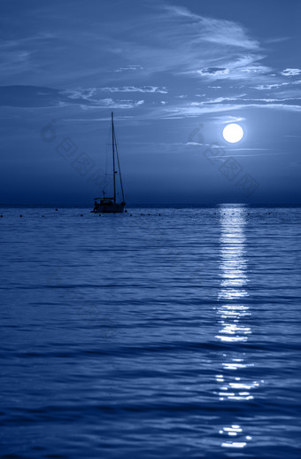 美丽的晚上亚得里亚海海游艇和完整的月亮克罗地亚晚上海景时尚的横幅健美的经典蓝色的颜色的一年美丽的晚上亚得里亚海海游艇和完整的月亮克罗地亚晚上海景