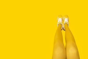 新<strong>黄色</strong>的女运动鞋长女人腿<strong>黄色</strong>的连裤袜孤立的<strong>黄色</strong>的背景单色流行艺术概念水平横幅与复制空间新<strong>黄色</strong>的女运动鞋长女人腿水平横幅与复制空间