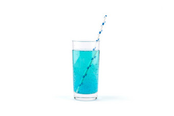 蓝色的<strong>柠檬水</strong>与气体泡沫和鸡尾酒稻草孤立的白色背景蓝色的鸡尾酒喝蓝色的<strong>柠檬水</strong>与气体泡沫和鸡尾酒稻草孤立的白色背景