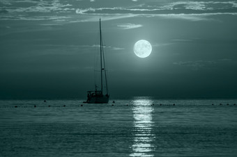美丽的晚上亚得里亚海海游艇和完整的月亮克罗地亚晚<strong>上海</strong>景时尚的横幅健美的颜色美丽的晚上亚得里亚海海游艇和完整的月亮克罗地亚晚<strong>上海</strong>景时尚的横幅健美的颜色