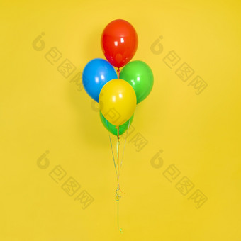 飞行群色彩斑斓的气球孤立的黄色的背景聚会，派对礼物生日庆祝活动概念飞行群色彩斑斓的气球孤立的黄色的背景聚会，派对礼物生日庆祝活动概念