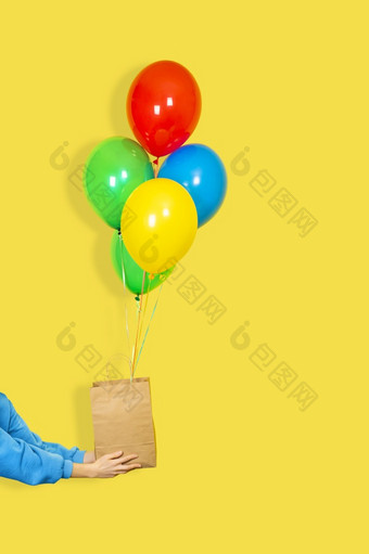 女手持有的<strong>纸袋</strong>和群气球出售现在概念绿色红色的黄色的和蓝色的气球棕色（的）<strong>纸袋</strong>和手孤立的黄色的使用女手持有的<strong>纸袋</strong>和群气球出售现在概念绿色红色的黄色的和蓝色的气球棕色（的）<strong>纸袋</strong>和手孤立的黄色的背景