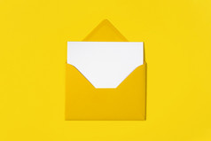 空白白色卡与黄色的信封孤立的黄色的背景模板模拟横幅与复制空间空白白色卡与黄色的信封孤立的黄色的背景模板模拟横幅与复制空间
