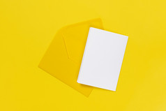 空白白色卡与黄色的信封孤立的黄色的背景模板模拟横幅与复制空间空白白色卡与黄色的信封孤立的黄色的背景模板模拟横幅与复制空间