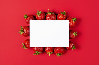 有创意的布局使草莓红色的背景与纸卡请注意平躺水果概念食物布局有创意的布局使草莓红色的背景与纸卡请注意平躺水果概念食物布局