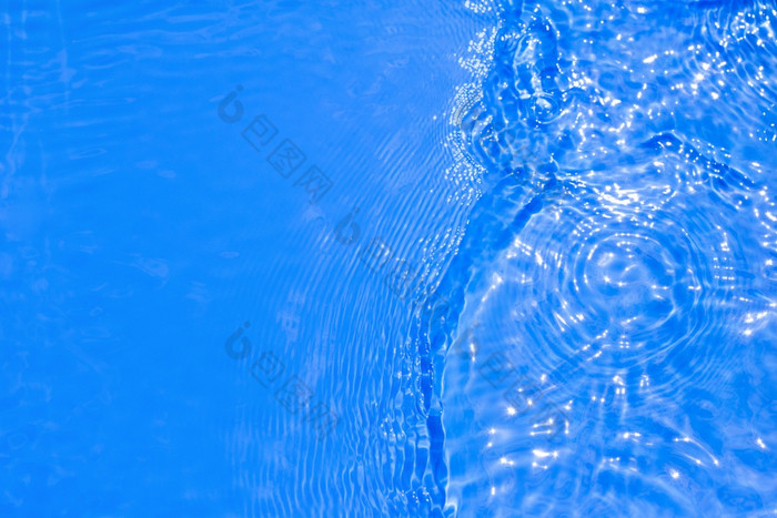 表面蓝色的游泳池水与光反射纹理透明的蓝色的水与涟漪和波游泳池时尚的摘要自然背景表面蓝色的游泳池水与光反射纹理透明的蓝色的水与涟漪和波游泳池时尚的摘要自然背景
