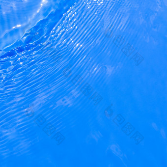 表面蓝色的游泳池水与光反射纹理透明的蓝色的水与涟漪和波游泳池时尚的摘要<strong>自然</strong>背景表面蓝色的游泳池水与光反射纹理透明的蓝色的水与涟漪和波游泳池时尚的摘要<strong>自然</strong>背景