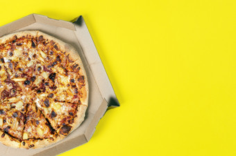 美味的夏威夷披萨盒子孤立的黄色的前视图paperoni披萨概念为意大利食物街食物快食物快速咬横幅与复制空间美味的夏威夷披萨盒子孤立的黄色的前视图paperoni披萨概念为意大利食物街食物快食物快速咬横