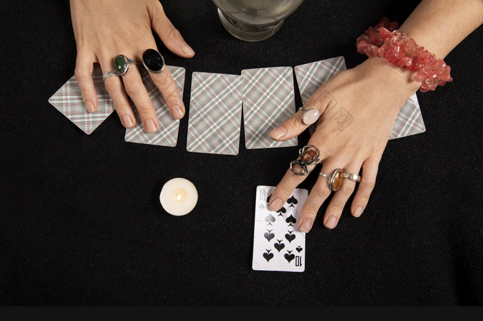 《财富》杂志出纳员女巫手卡片蜡烛和发光的魔法球万圣节魔法和技巧概念《财富》杂志出纳员女巫手卡片蜡烛和发光的魔法球万圣节魔法和技巧概念