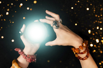 《财富》杂志出纳员女巫手和发光的魔法球万圣节魔法巫术和技巧概念《财富》杂志出纳员女巫手和发光的魔法球万圣节魔法巫术和技巧概念