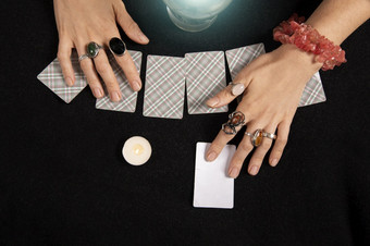 《财富》杂志出纳员女巫手卡片蜡烛和发光的魔法球万圣节魔法和技巧概念空白卡《财富》杂志出纳员女巫手卡片蜡烛和发光的魔法球万圣节魔法和技巧概念空白卡